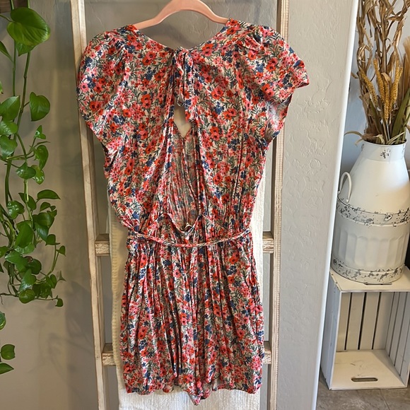 Pink/red/blue floral American eagle romper with cinched tie waist and open back - Picture 2 of 4